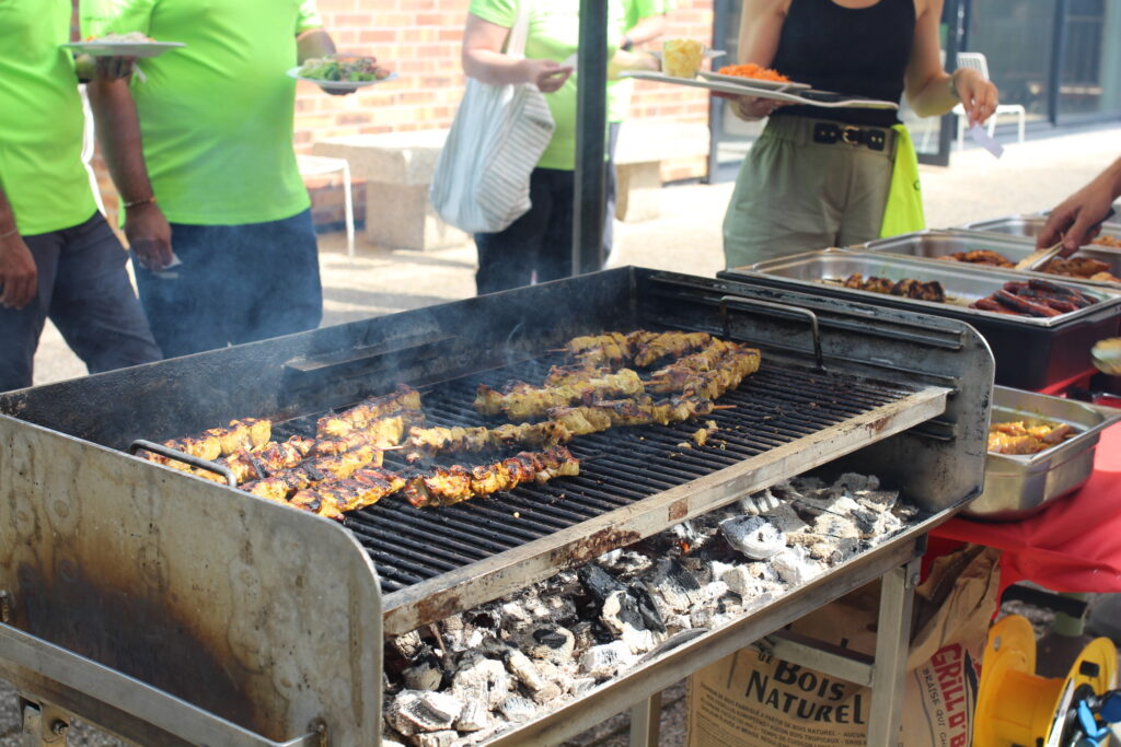 planche de barbecue avec viandes en train de cuire