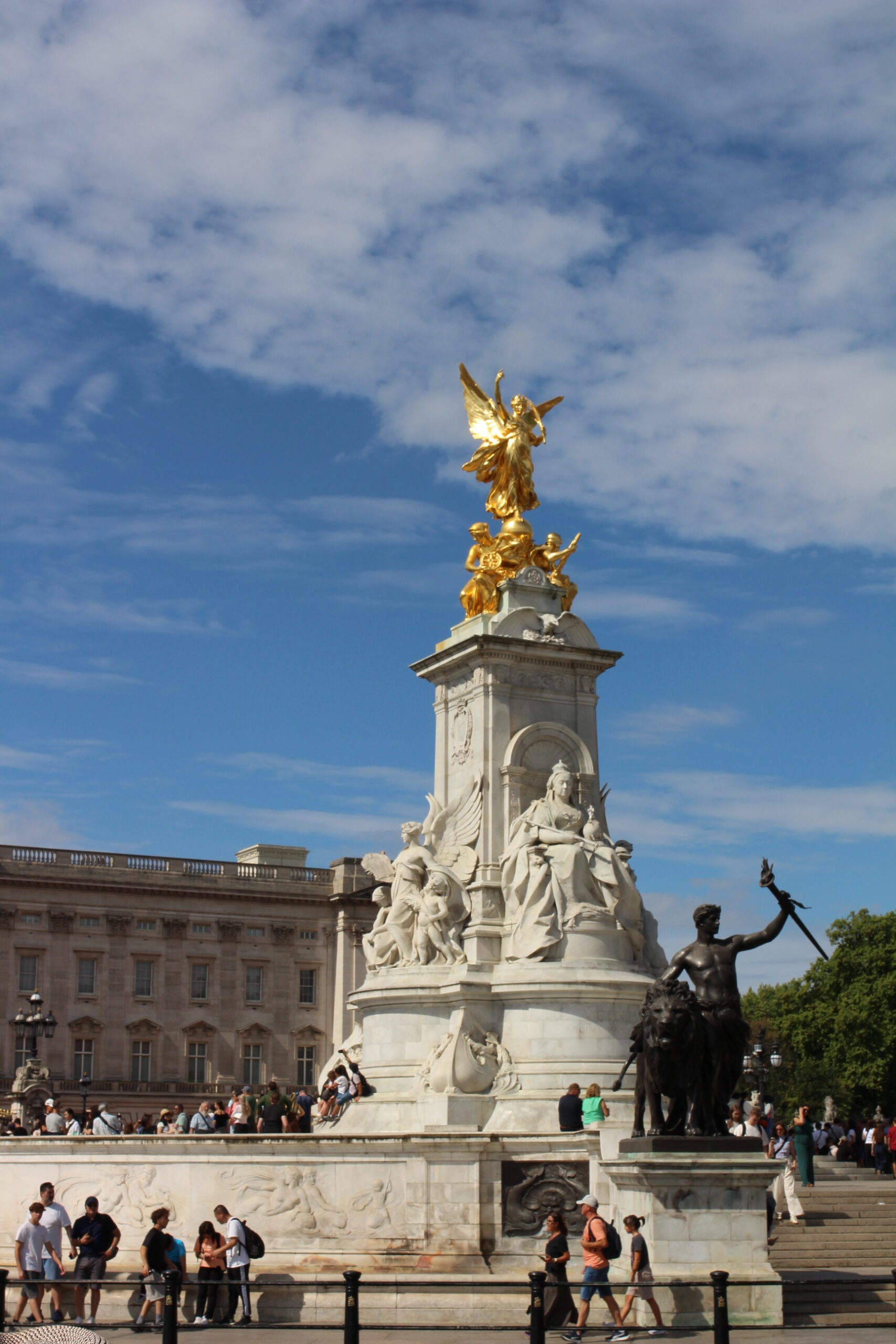 golden statue of Queen Victoria in front of Buckingham Palace