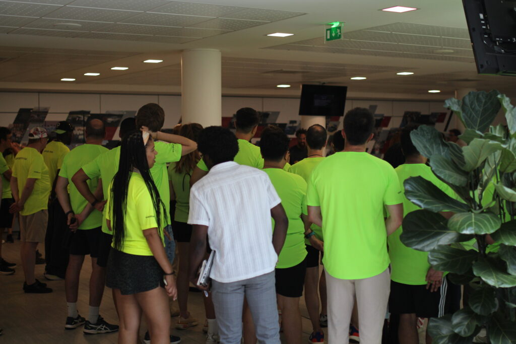 personnes rassemblés dans un événement avec des maillots de couleurs vert fluo