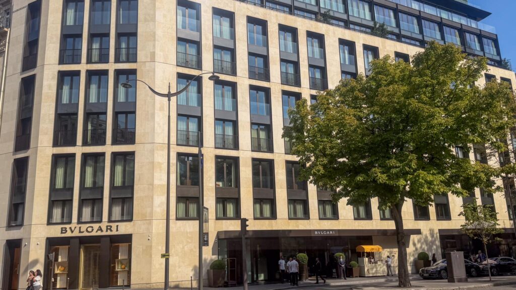 La facade de l'hôtel BVLGARI à Paris