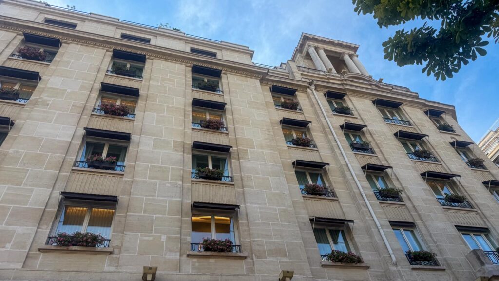 Facade d'un grand hôtel de luxe