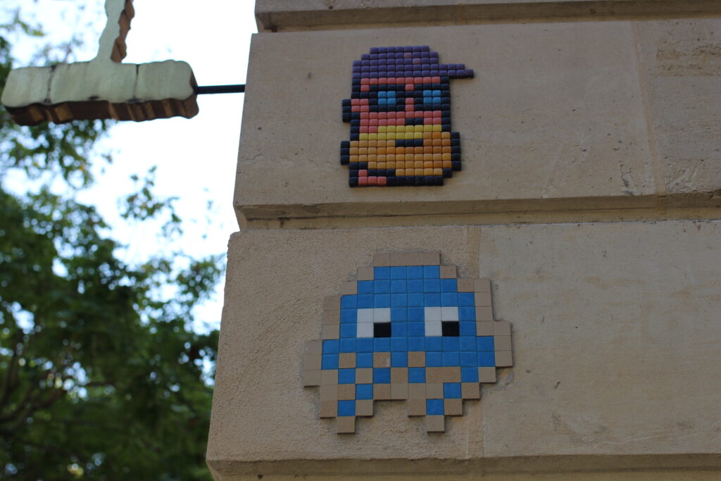 Pixel art accrocher sur les murs dans le marais