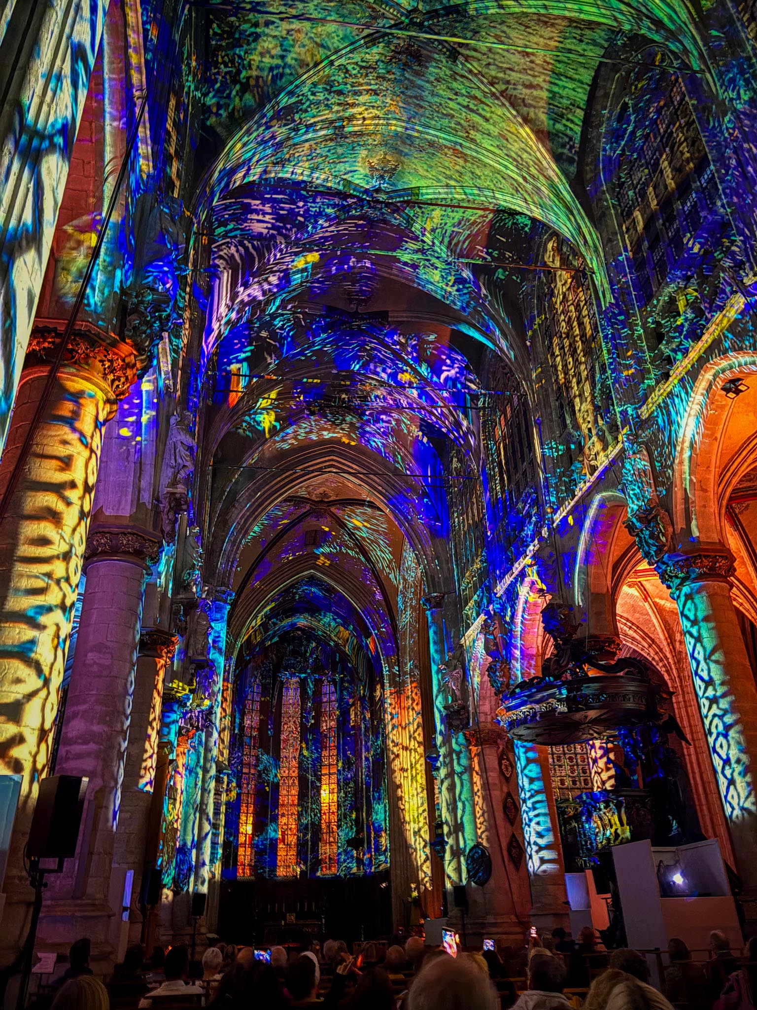 une église de l'intérieur avec un spectacle de lumière.