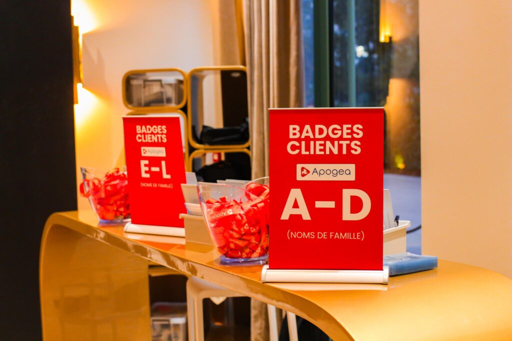 une table avec des affiches inscrits badges clients