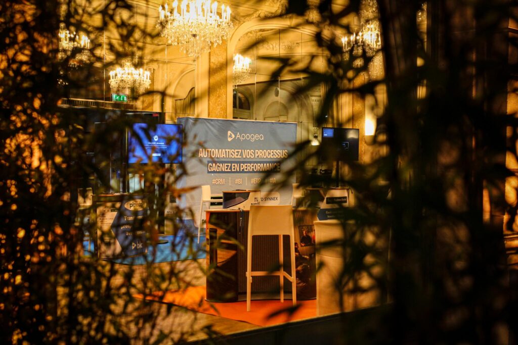 Un salon parisien vue depuis l'extérieur avec des arbustes