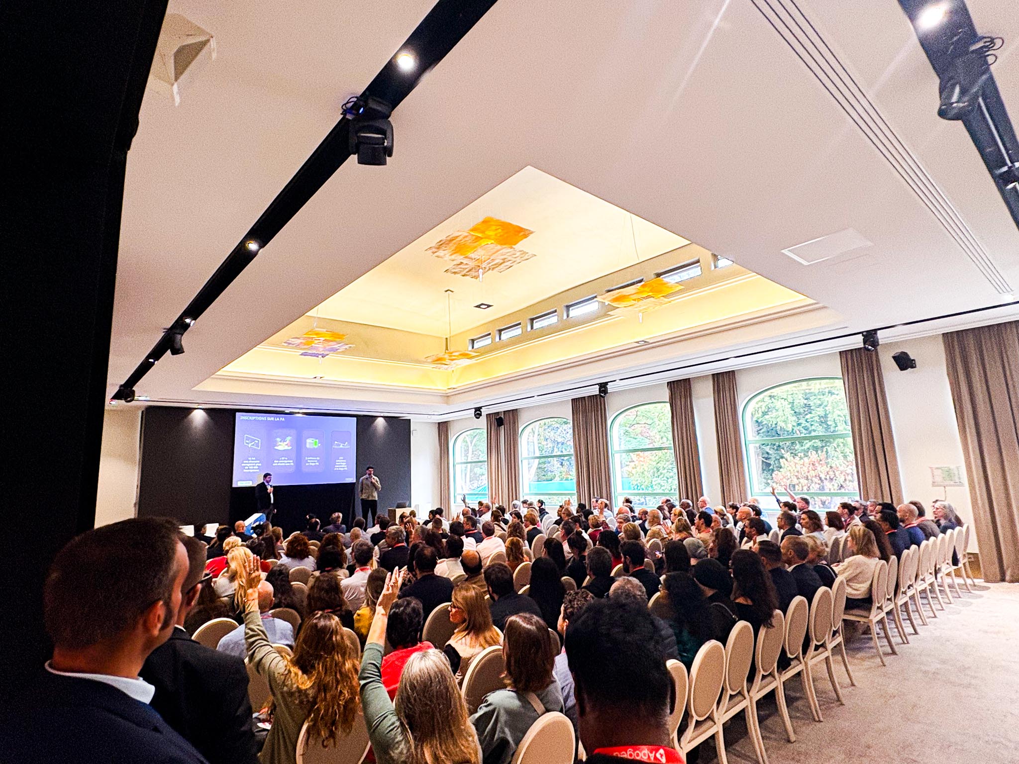 une salle de conférence pleine